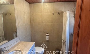 SE ARRIENDA amplia parcela en terreno plano con 2 casas