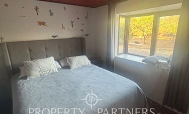 SE ARRIENDA amplia parcela en terreno plano con 2 casas