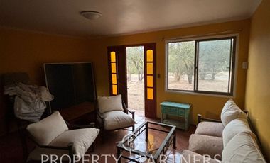 SE ARRIENDA amplia parcela en terreno plano con 2 casas