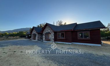 SE ARRIENDA amplia parcela en terreno plano con 2 casas