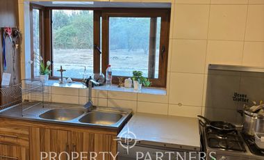 SE ARRIENDA amplia parcela en terreno plano con 2 casas