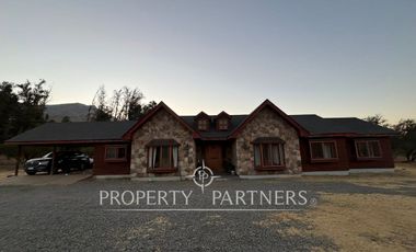 SE ARRIENDA amplia parcela en terreno plano con 2 casas