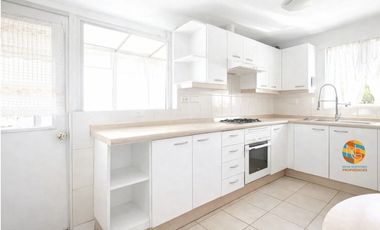 CASA DE 2 PISOS, EN VENTA,  3D+2B+ PISCINA, LA FLORIDA.
