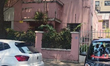 Casa con 2 recámaras y 273 m² de terreno en venta en Roma Sur