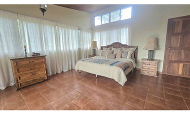 Se Vende casa en Cerro Azul (LG)