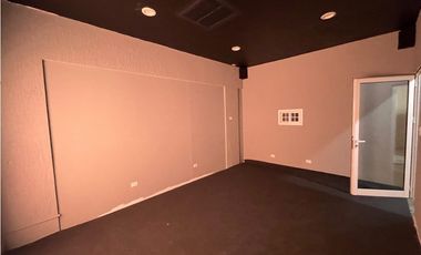 SE ALQUIL LOCAL COMERCIAL EN CONDADO DEL REY CON DIVISIONES SOBRE VIA