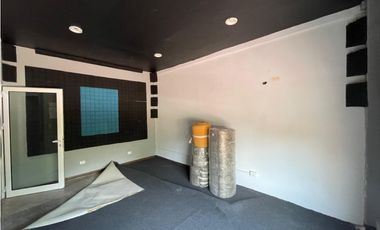 SE ALQUIL LOCAL COMERCIAL EN CONDADO DEL REY CON DIVISIONES SOBRE VIA