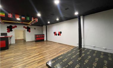SE VENDE AMPLIO LOCAL COMERCIAL EN CONDADO DEL REY SOBRE LA VIA