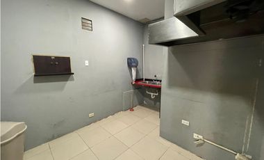 SE VENDE AMPLIO LOCAL COMERCIAL EN CONDADO DEL REY SOBRE LA VIA