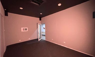 SE VENDE AMPLIO LOCAL COMERCIAL EN CONDADO DEL REY SOBRE LA VIA