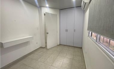 Casa Unifamiliar Remodelada de Esquina en Las Cumbres en Venta - LH