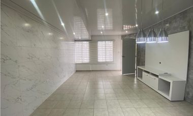 Casa Unifamiliar Remodelada de Esquina en Las Cumbres en Venta - LH