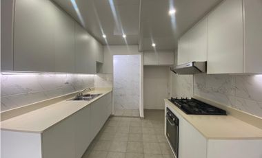 Casa Unifamiliar Remodelada de Esquina en Las Cumbres en Venta - LH