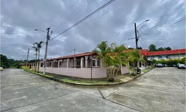 Casa Unifamiliar Remodelada de Esquina en Las Cumbres en Venta - LH