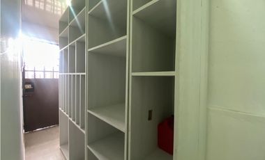 Casa Unifamiliar Remodelada de Esquina en Las Cumbres en Venta - LH
