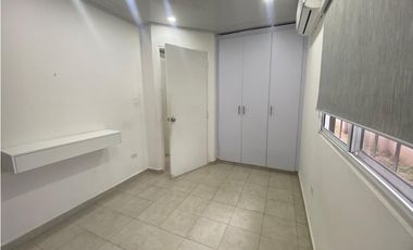 Casa Unifamiliar Remodelada de Esquina en Las Cumbres en Venta - LH