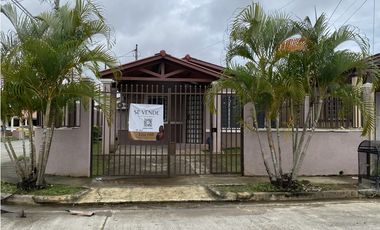 Casa Unifamiliar Remodelada de Esquina en Las Cumbres en Venta - LH