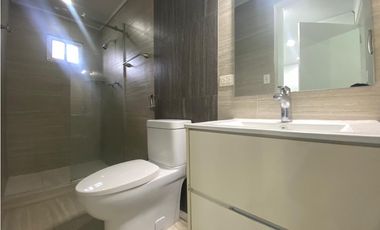 Casa Unifamiliar Remodelada de Esquina en Las Cumbres en Venta - LH