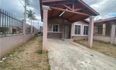 Casa Unifamiliar Remodelada de Esquina en Las Cumbres en Venta - LH