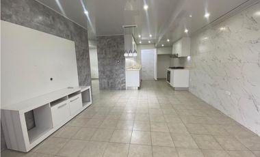 Casa Unifamiliar Remodelada de Esquina en Las Cumbres en Venta - LH