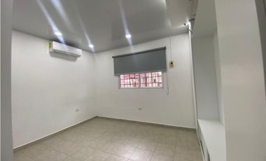 Casa Unifamiliar Remodelada de Esquina en Las Cumbres en Venta - LH