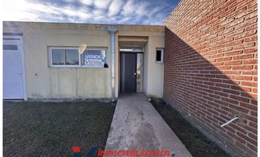 SE VENDE CASA DOS DORMITORIOS SOBRE PASAJE MA ELENA WOLSH - ALMAFUERTE