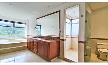 Vendo apto Poblado Tr. superior, piso alto, vista a verde, sin ruido
