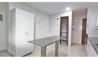 Vendo apto Poblado Tr. superior, piso alto, vista a verde, sin ruido