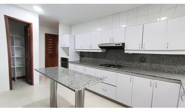 Vendo apto Poblado Tr. superior, piso alto, vista a verde, sin ruido