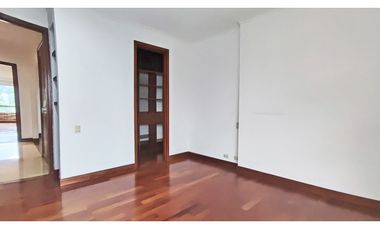 Vendo apto Poblado Tr. superior, piso alto, vista a verde, sin ruido