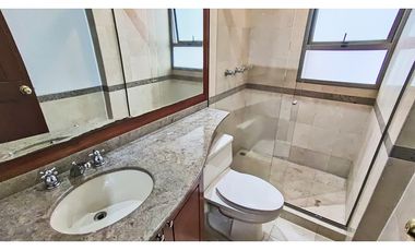 Vendo apto Poblado Tr. superior, piso alto, vista a verde, sin ruido