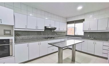 Vendo apto Poblado Tr. superior, piso alto, vista a verde, sin ruido