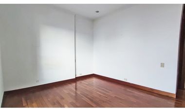 Vendo apto Poblado Tr. superior, piso alto, vista a verde, sin ruido