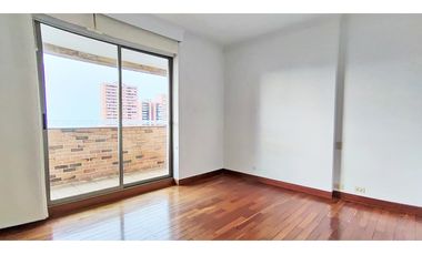 Vendo apto Poblado Tr. superior, piso alto, vista a verde, sin ruido