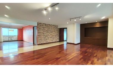 Vendo apto Poblado Tr. superior, piso alto, vista a verde, sin ruido