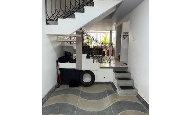 VENTA DE CASA VEHICULAR REMODELADA BARRIO CORALES PEREIRA