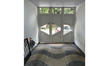 VENTA DE CASA VEHICULAR REMODELADA BARRIO CORALES PEREIRA