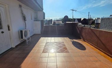 CASA MULTIFAMILIAR EN VENTA , GARAGE Y PATIO