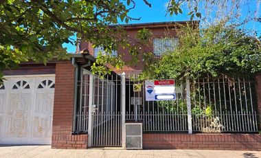 CASA MULTIFAMILIAR EN VENTA , GARAGE Y PATIO