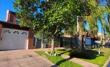 CASA MULTIFAMILIAR EN VENTA , GARAGE Y PATIO