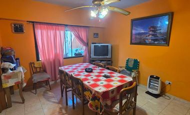 CASA MULTIFAMILIAR EN VENTA , GARAGE Y PATIO