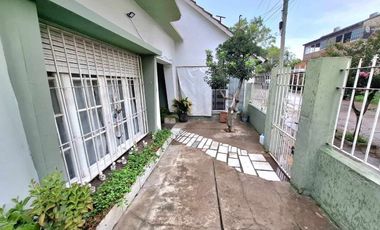CASA 3 AMBIENTES VENTA TEMPERLEY JARDIN Y COCHERA