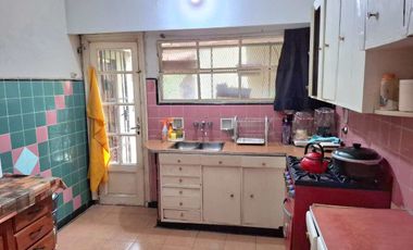 CASA 3 AMBIENTES VENTA TEMPERLEY JARDIN Y COCHERA