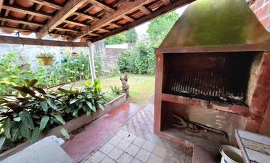 CASA 3 AMBIENTES VENTA TEMPERLEY JARDIN Y COCHERA