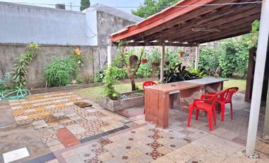 CASA 3 AMBIENTES VENTA TEMPERLEY JARDIN Y COCHERA