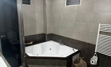 VENTA CASA 4 AMB. C/ PILETA CLIMATIZADA Y PARQUE.