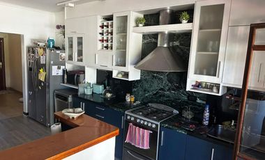 VENTA CASA 4 AMB. C/ PILETA CLIMATIZADA Y PARQUE.