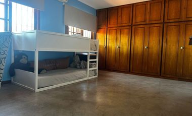 VENTA CASA 4 AMB. C/ PILETA CLIMATIZADA Y PARQUE.
