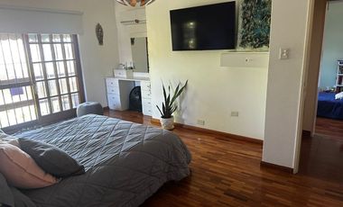 VENTA CASA 4 AMB. C/ PILETA CLIMATIZADA Y PARQUE.