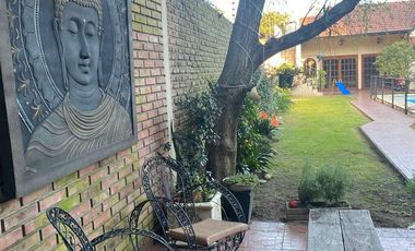 VENTA CASA 4 AMB. C/ PILETA CLIMATIZADA Y PARQUE.